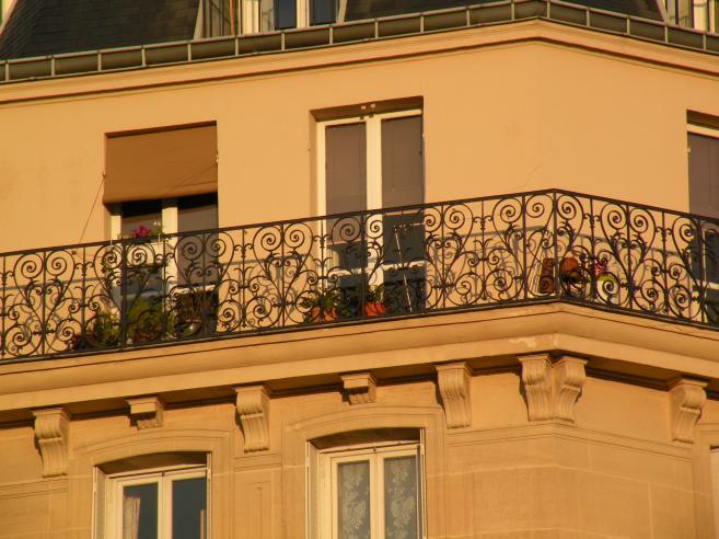  fenêtres d'immeuble dans la lumière du soir